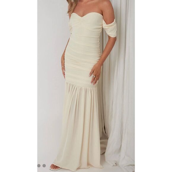 Selfie Leslie Dalisha Off Shoulder Ruched Maxi Dress Cream - Picture 4 of 9